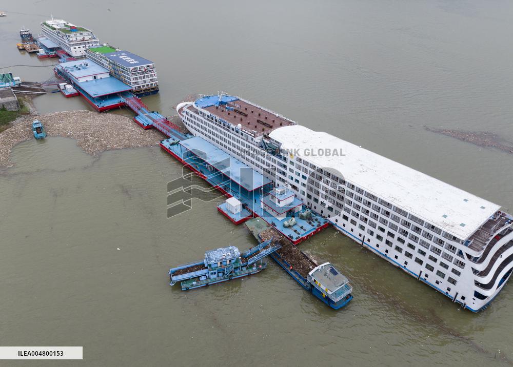Three Gorges Zigui Port Float Cleaning
