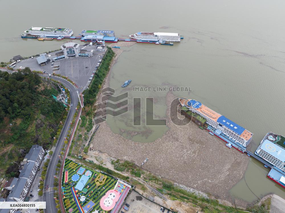 Three Gorges Zigui Port Float Cleaning