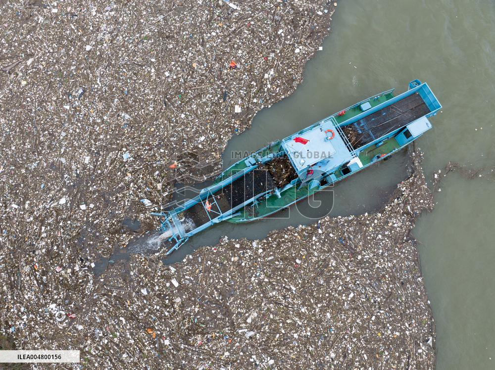 Three Gorges Zigui Port Float Cleaning