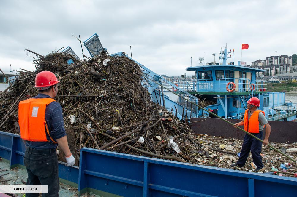 Three Gorges Zigui Port Float Cleaning