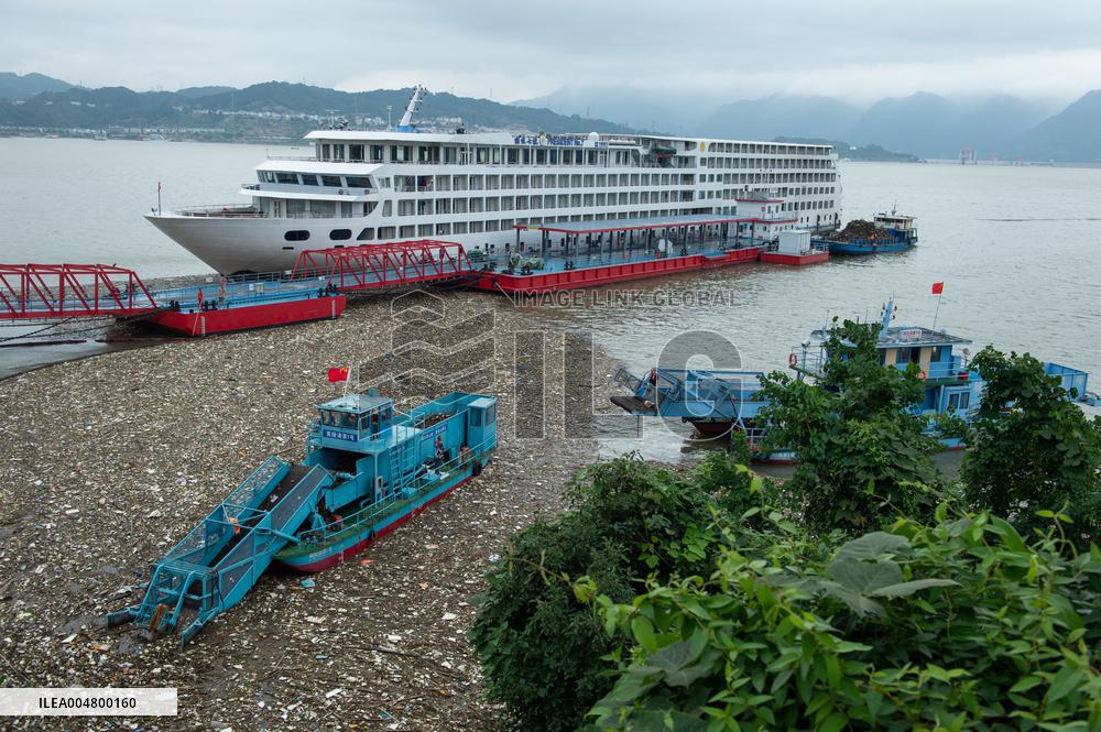 Three Gorges Zigui Port Float Cleaning