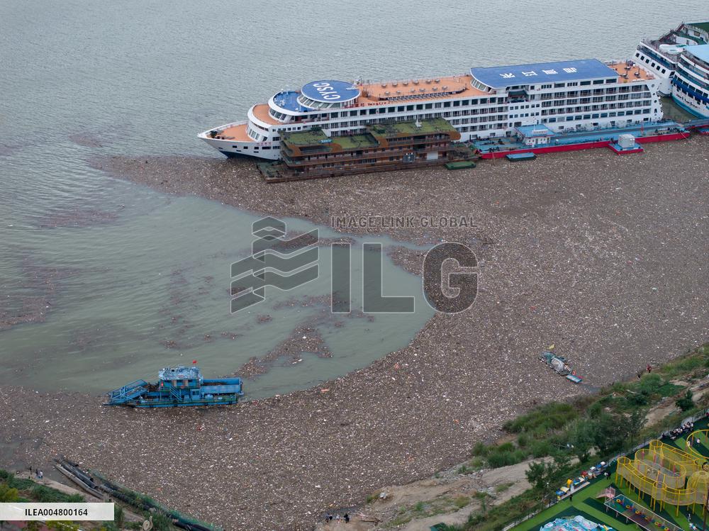 Three Gorges Zigui Port Float Cleaning