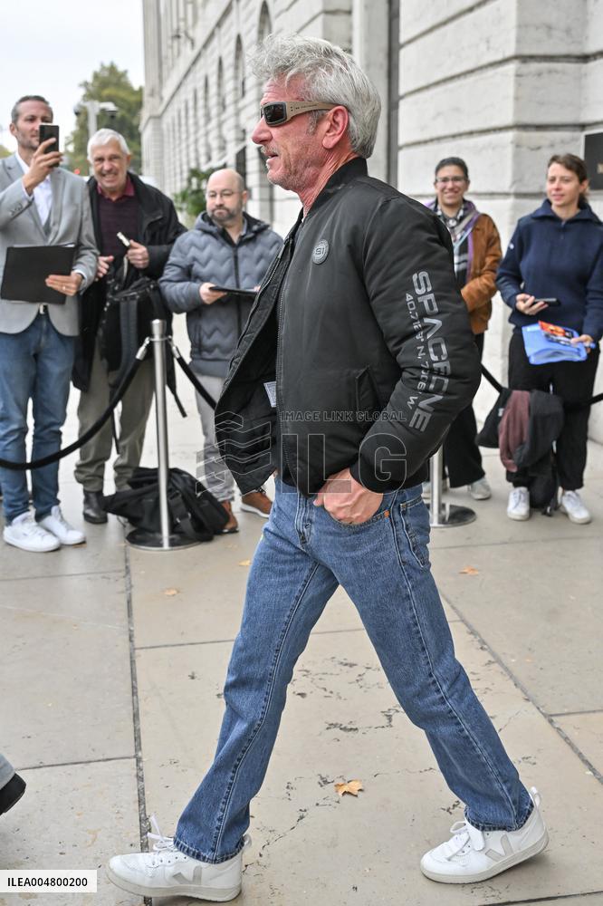 EXCLU 17th Lumiere Film Festival Sean Penn Valeria Nicov Out Of Hotel