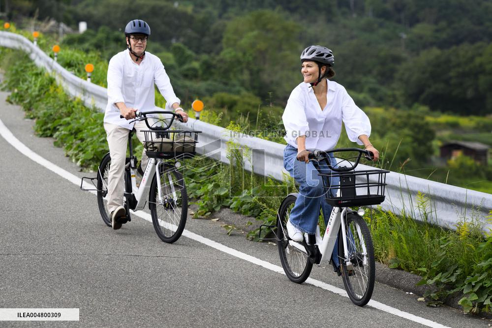 THE CROWN PRINCESS COUPLE AT TESHIMA