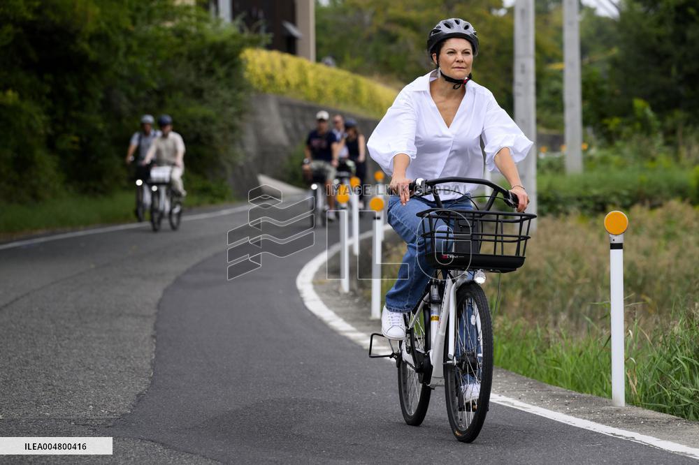 THE CROWN PRINCESS COUPLE AT TESHIMA