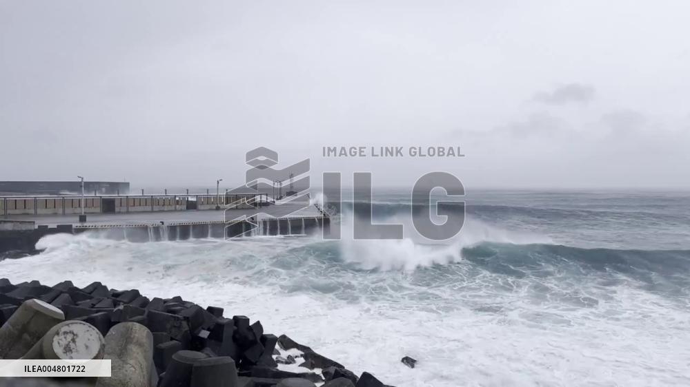 Japan: Typhoon Nakri Brings Strong Winds to Southern Izu Islands