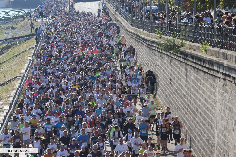 People Participate In The Marathon - Budapest