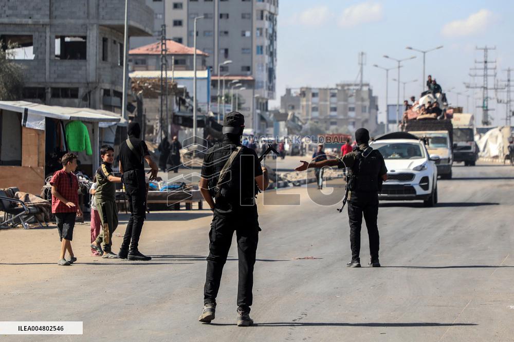 Displaced Palestinians Returning North After Ceasefire - Gaza