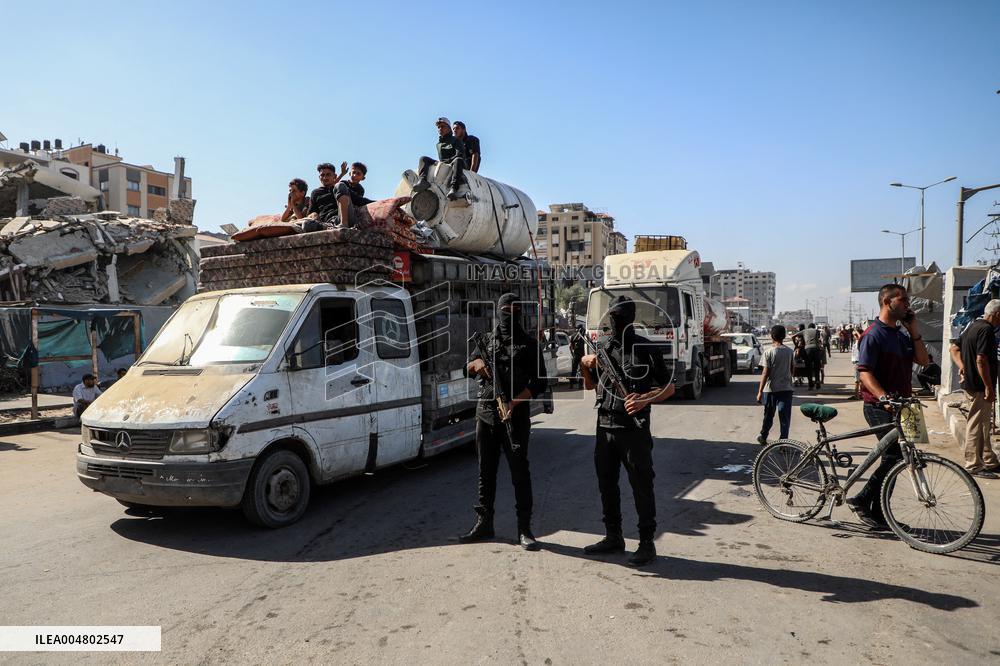 Displaced Palestinians Returning North After Ceasefire - Gaza