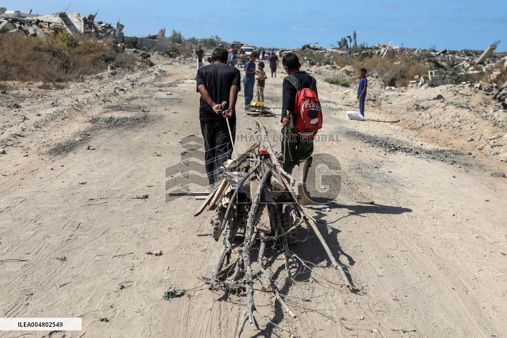 Displaced Palestinians Returning North After Ceasefire - Gaza