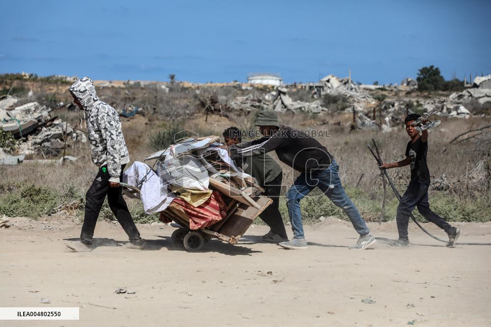 Displaced Palestinians Returning North After Ceasefire - Gaza