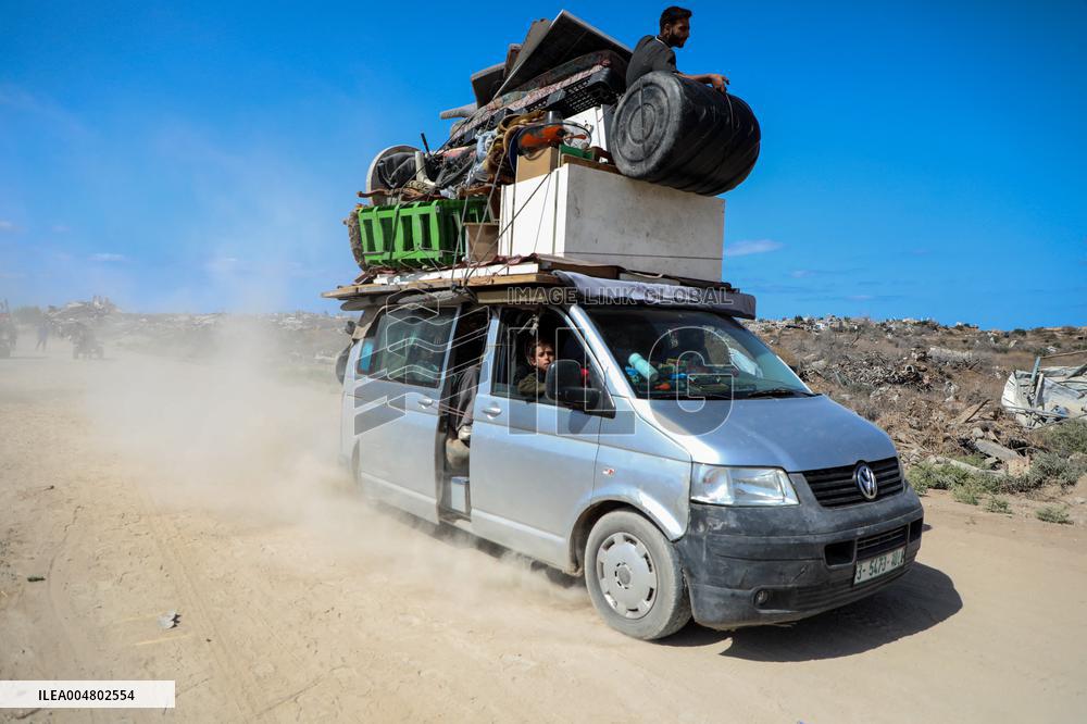 Displaced Palestinians Returning North After Ceasefire - Gaza
