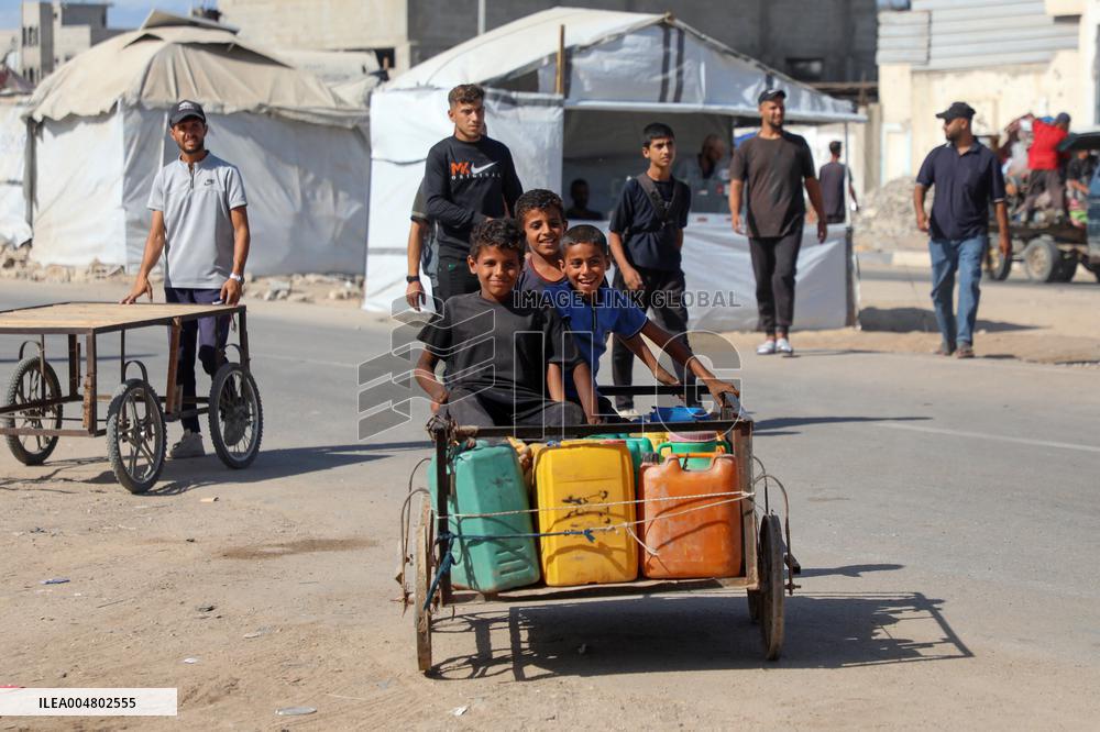Displaced Palestinians Returning North After Ceasefire - Gaza