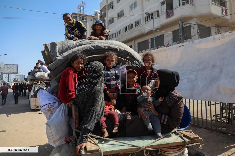 Displaced Palestinians Returning North After Ceasefire - Gaza