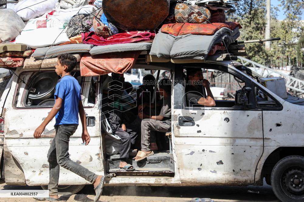 Displaced Palestinians Returning North After Ceasefire - Gaza