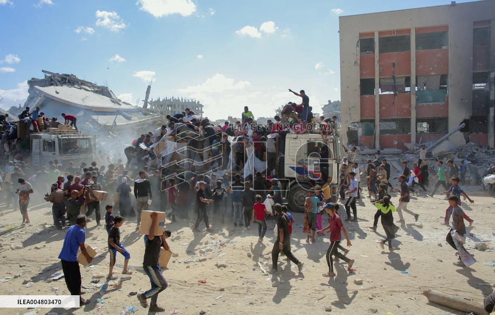 Aid Enters Khan Yunis - Palestine