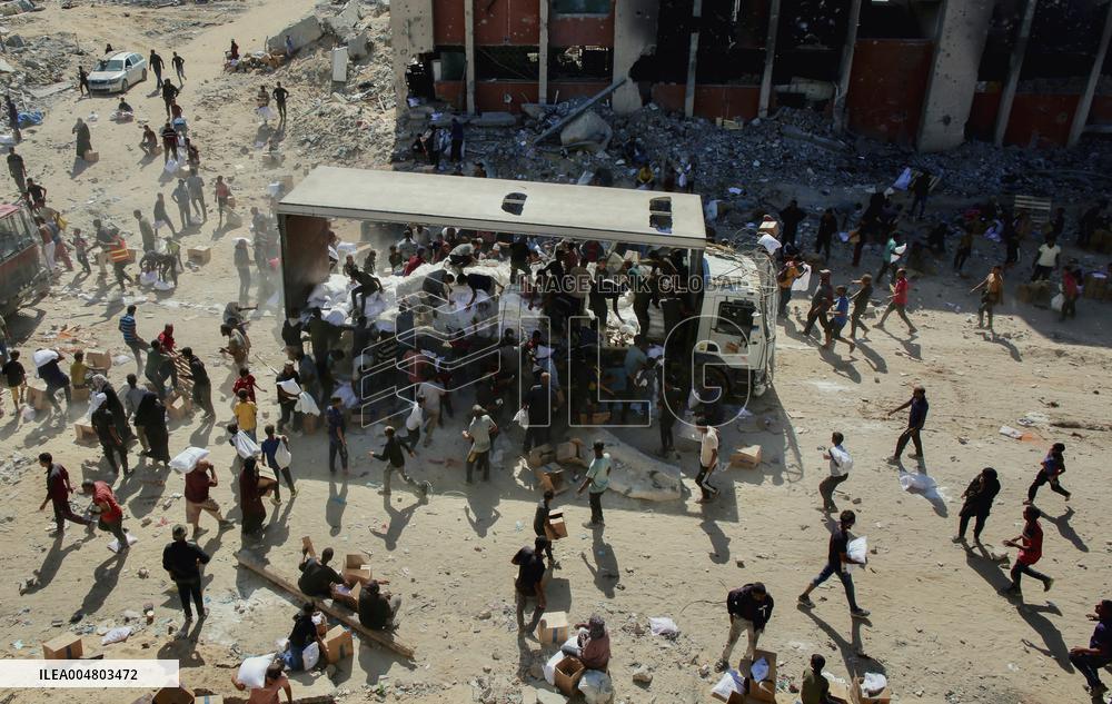 Aid Enters Khan Yunis - Palestine