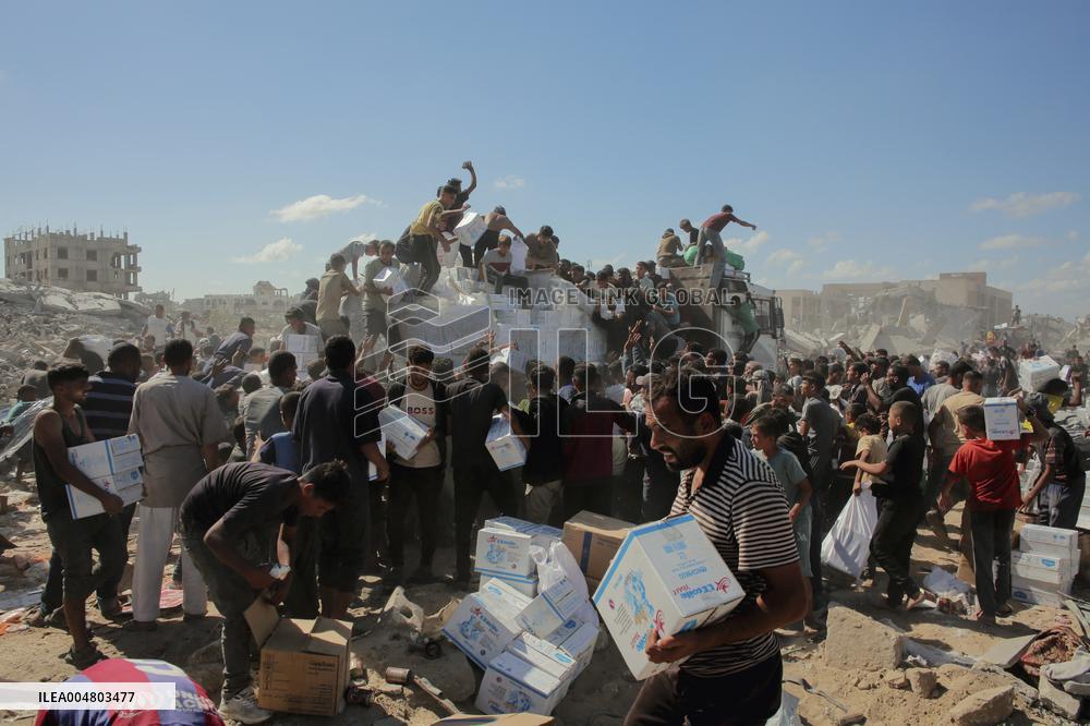 Aid Enters Khan Yunis - Palestine