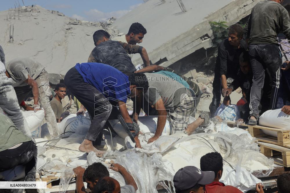 Aid Enters Khan Yunis - Palestine