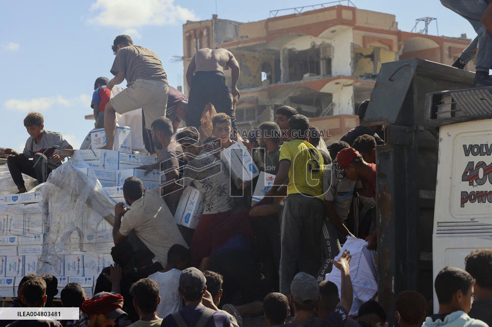 Aid Enters Khan Yunis - Palestine