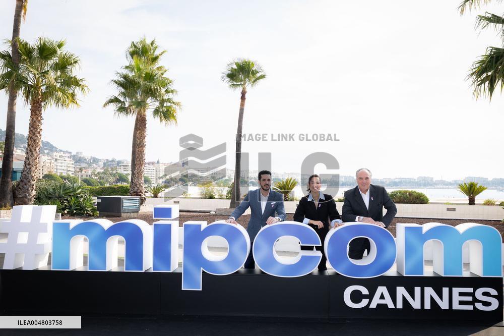 Mipcom 2025 - Live Elevator Pitch Photocall - Cannes