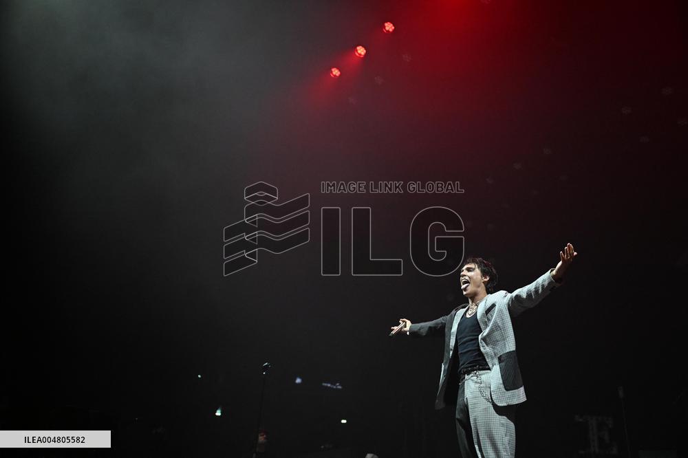 WEATHERS Opens For YUNGBLUD Tour - Paris