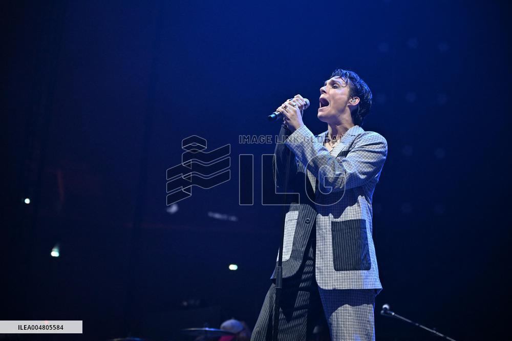 WEATHERS Opens For YUNGBLUD Tour - Paris