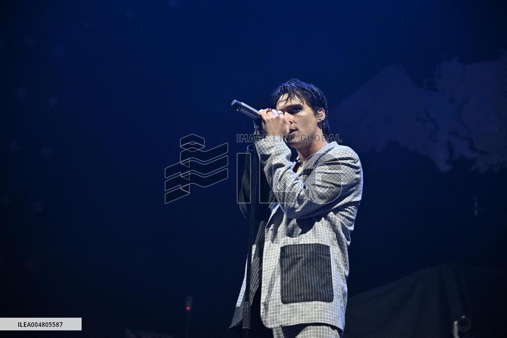 WEATHERS Opens For YUNGBLUD Tour - Paris