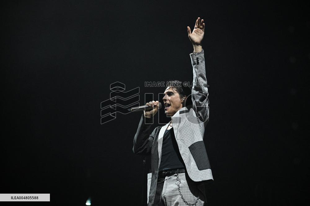 WEATHERS Opens For YUNGBLUD Tour - Paris