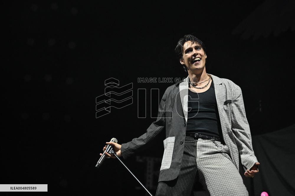 WEATHERS Opens For YUNGBLUD Tour - Paris