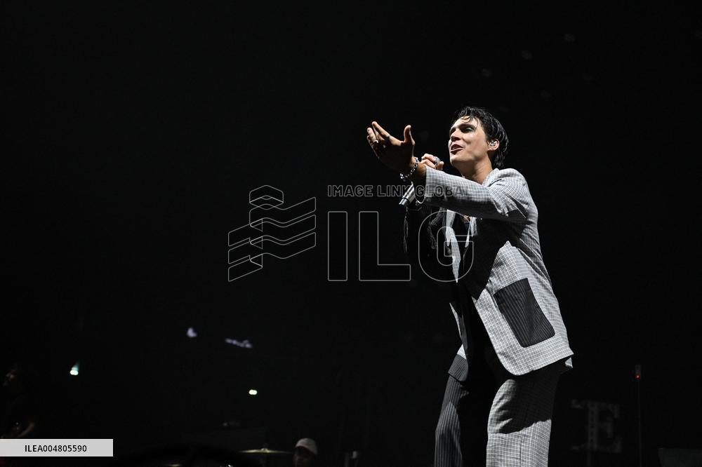 WEATHERS Opens For YUNGBLUD Tour - Paris