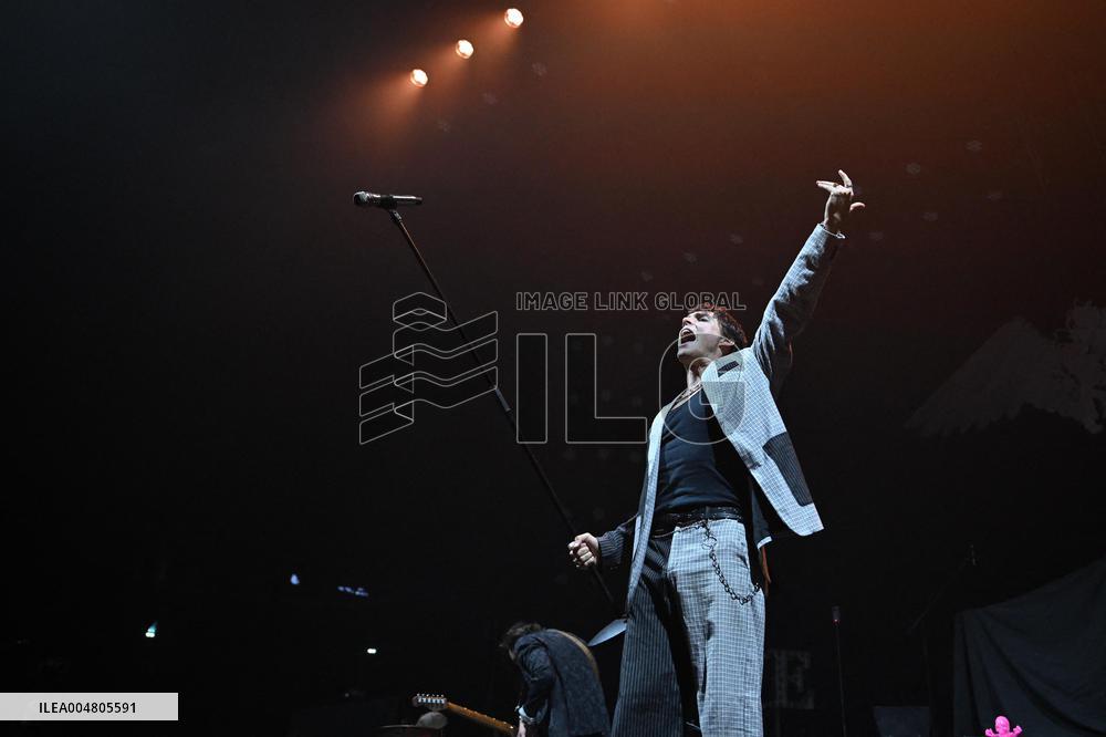 WEATHERS Opens For YUNGBLUD Tour - Paris