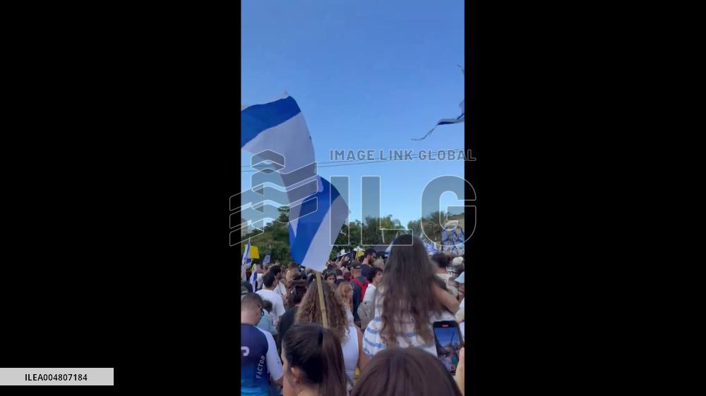 Israel: 20 Israeli Hostages Return to Tel Aviv, Crowds Celebrate 3