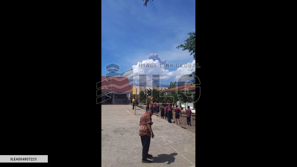 Indonesia: Mt. Lewotobi Erupts, Triggers Highest Alert and Spews Ash High Into Sky 2