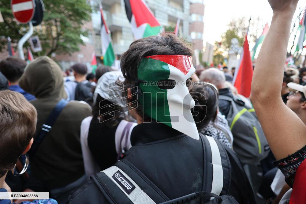 Udine - Manifestazione Pro Palestina prima della partita di calcio Italia Israele