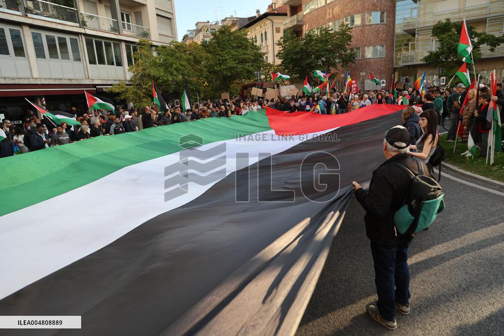 Udine - Manifestazione Pro Palestina prima della partita di calcio Italia Israele