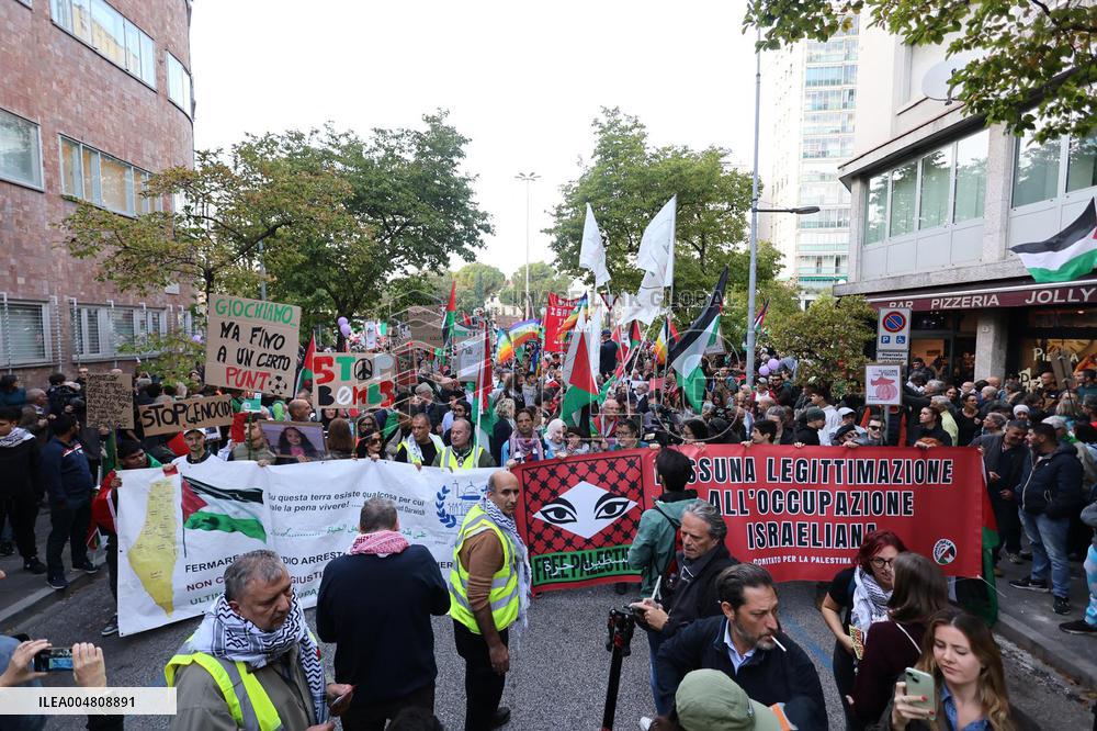 Udine - Manifestazione Pro Palestina prima della partita di calcio Italia Israele