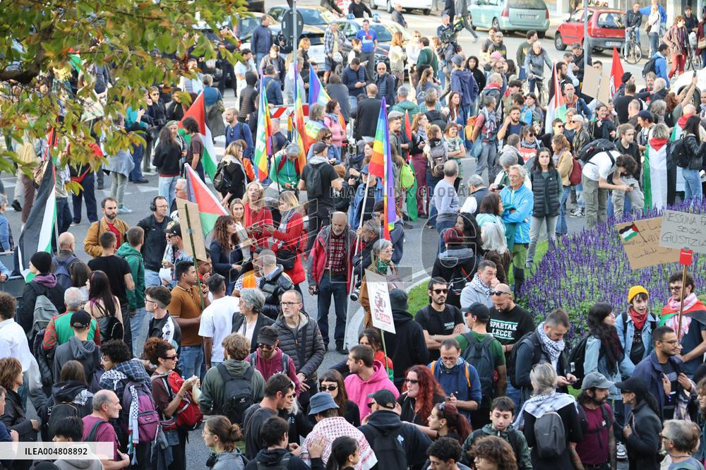 Udine - Manifestazione Pro Palestina prima della partita di calcio Italia Israele