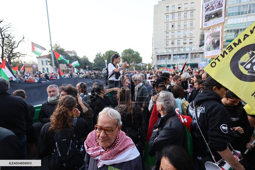 Udine - Manifestazione Pro Palestina prima della partita di calcio Italia Israele