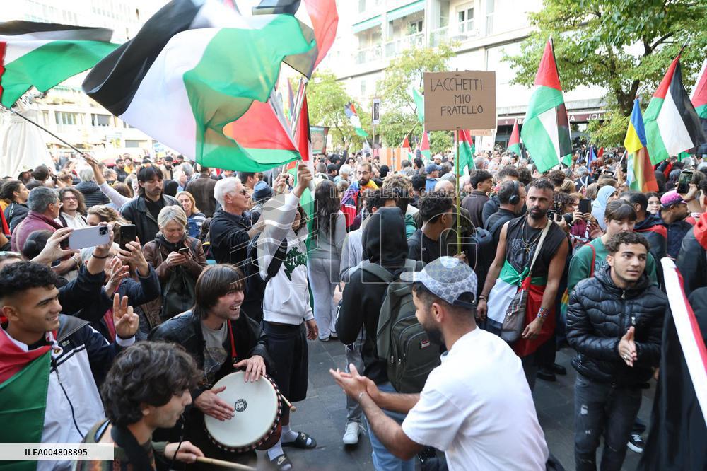 Udine - Manifestazione Pro Palestina prima della partita di calcio Italia Israele