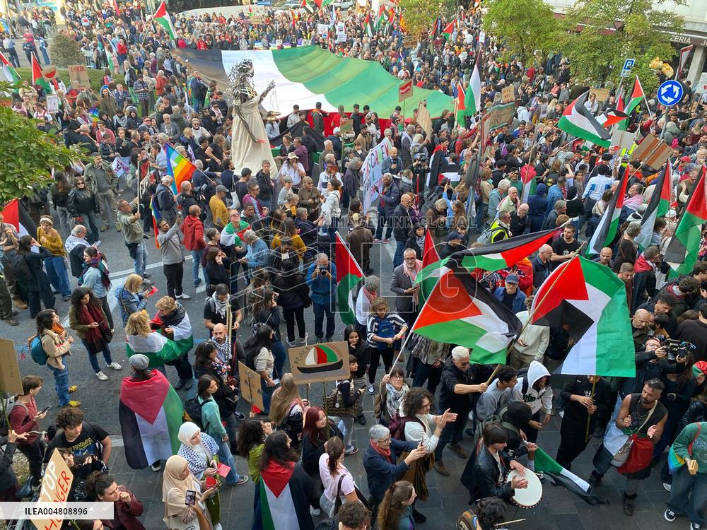 Udine - Manifestazione Pro Palestina prima della partita di calcio Italia Israele