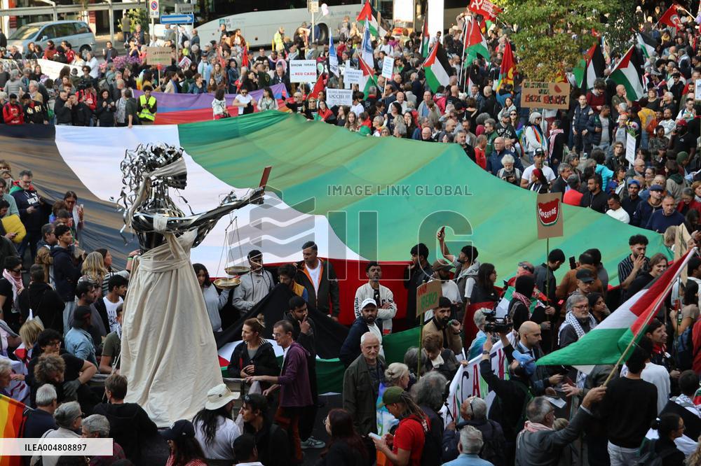 Udine - Manifestazione Pro Palestina prima della partita di calcio Italia Israele