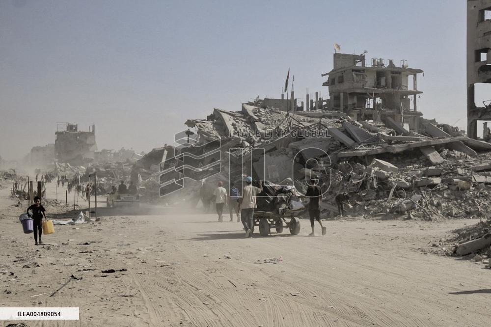 Return to Ruins in Khan Yunis - Gaza