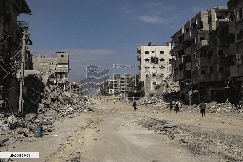 Return to Ruins in Khan Yunis - Gaza