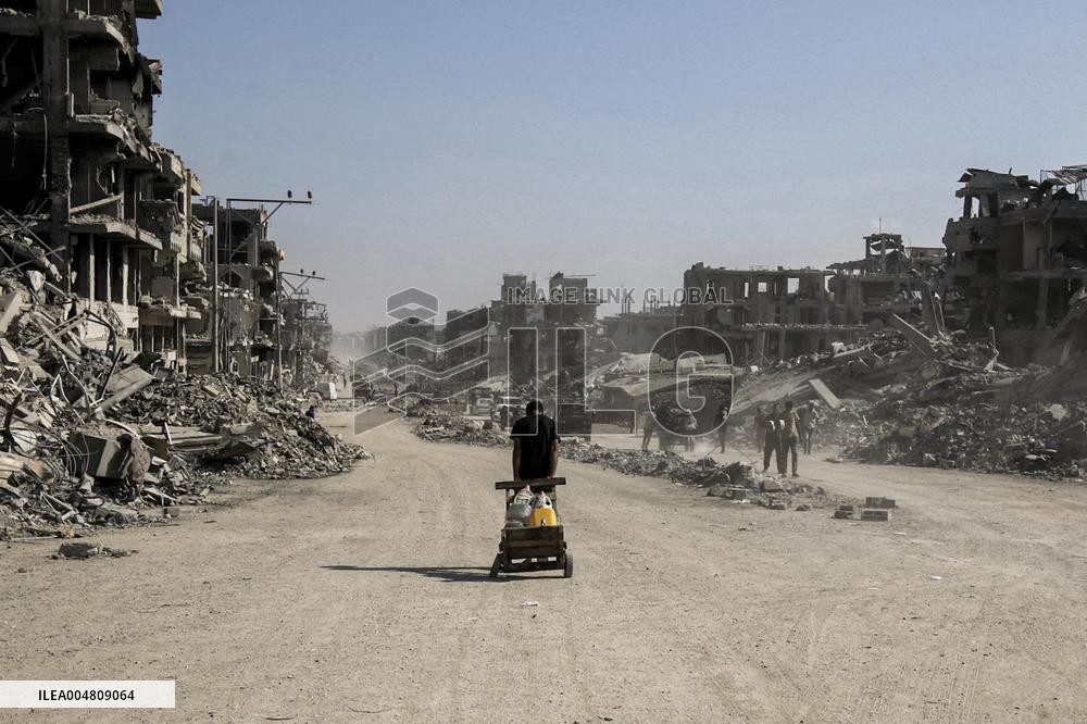 Return to Ruins in Khan Yunis - Gaza