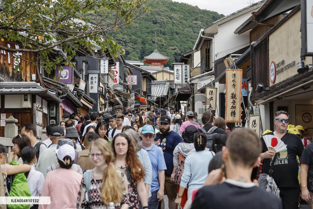 Foreign tourists number to hit record