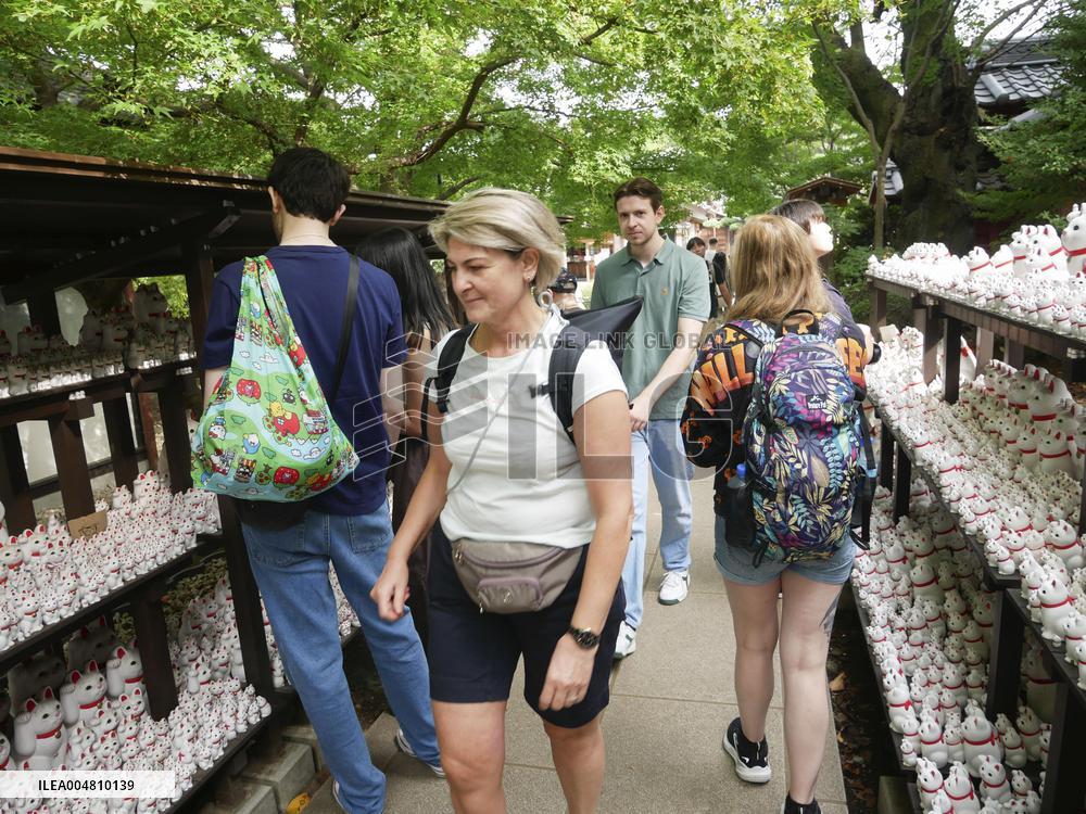 Foreign visitors to Japan rise at record pace