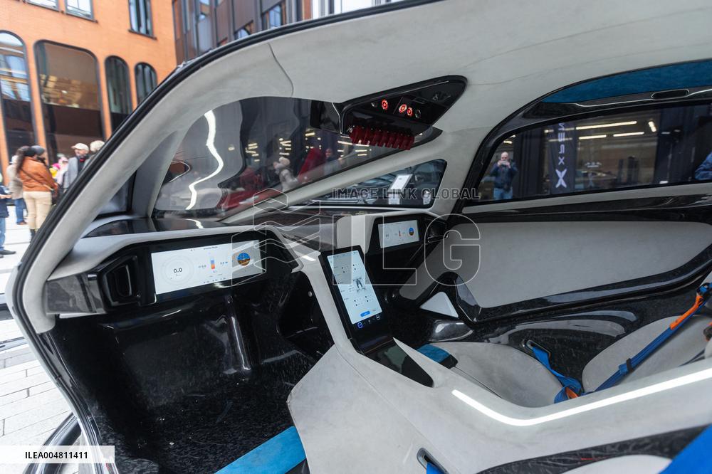 Introduction of luxury cars in Porto Franco