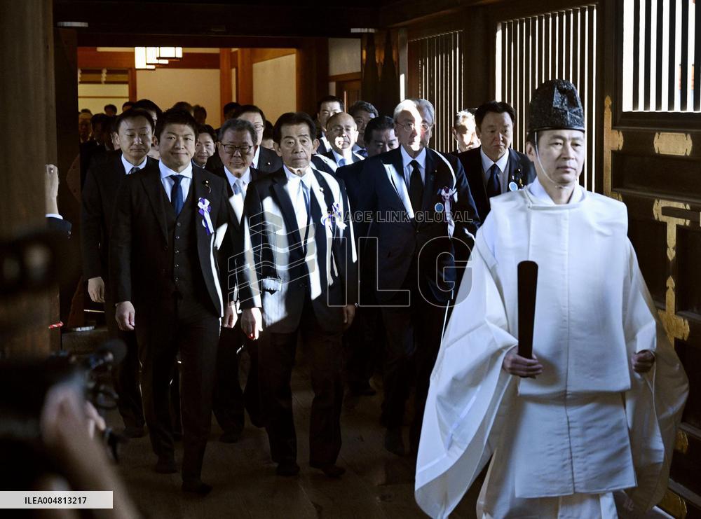 Japan lawmakers visit Yasukuni shrine