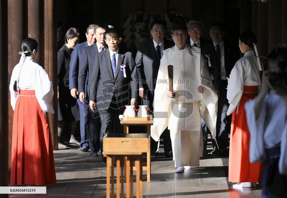 Japan lawmakers visit Yasukuni shrine